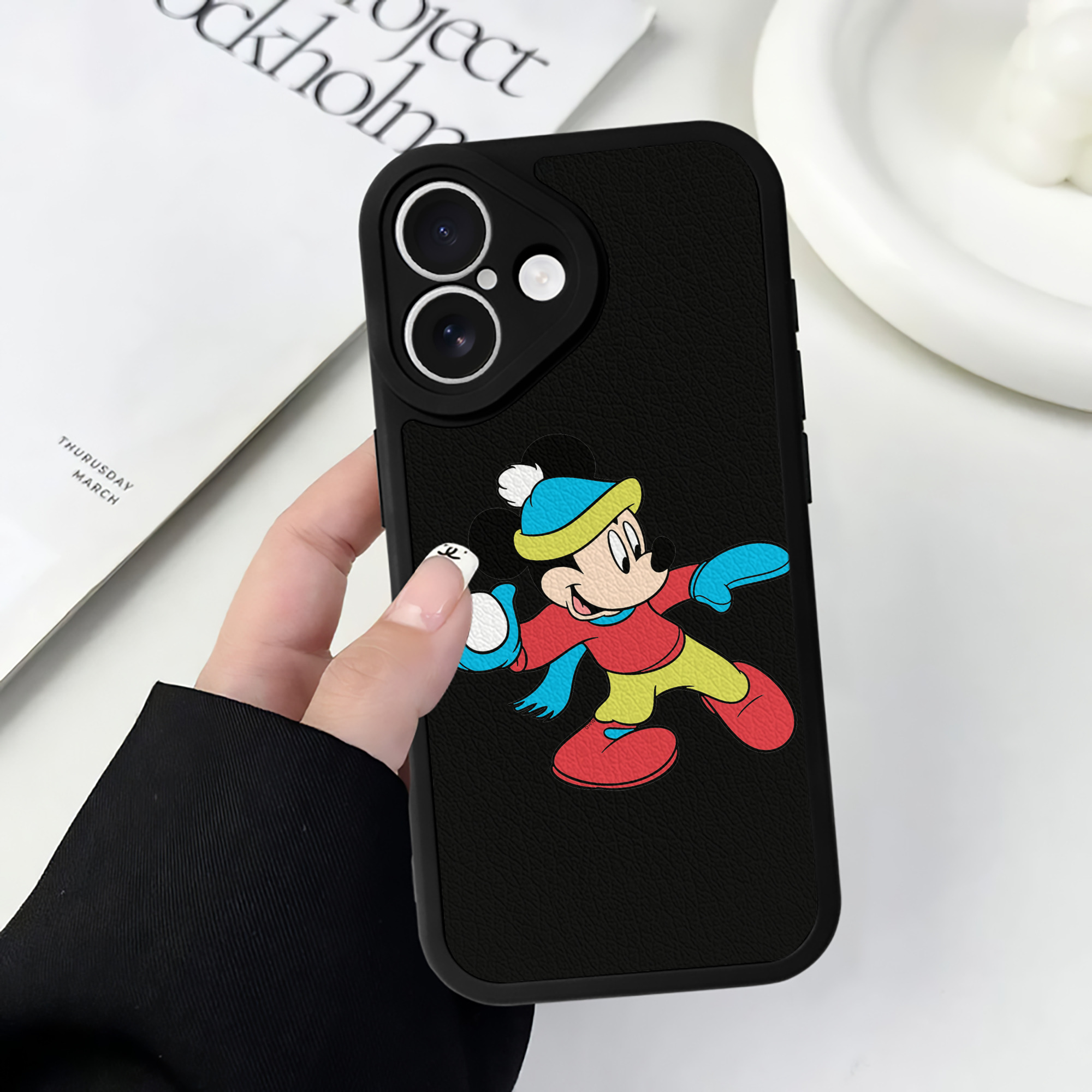 （画像用） ミッキーマウス Mickey Mouse 【iPhone 16シリーズ対応】シリコンスマホケース（レザー調） 材質：シリコン